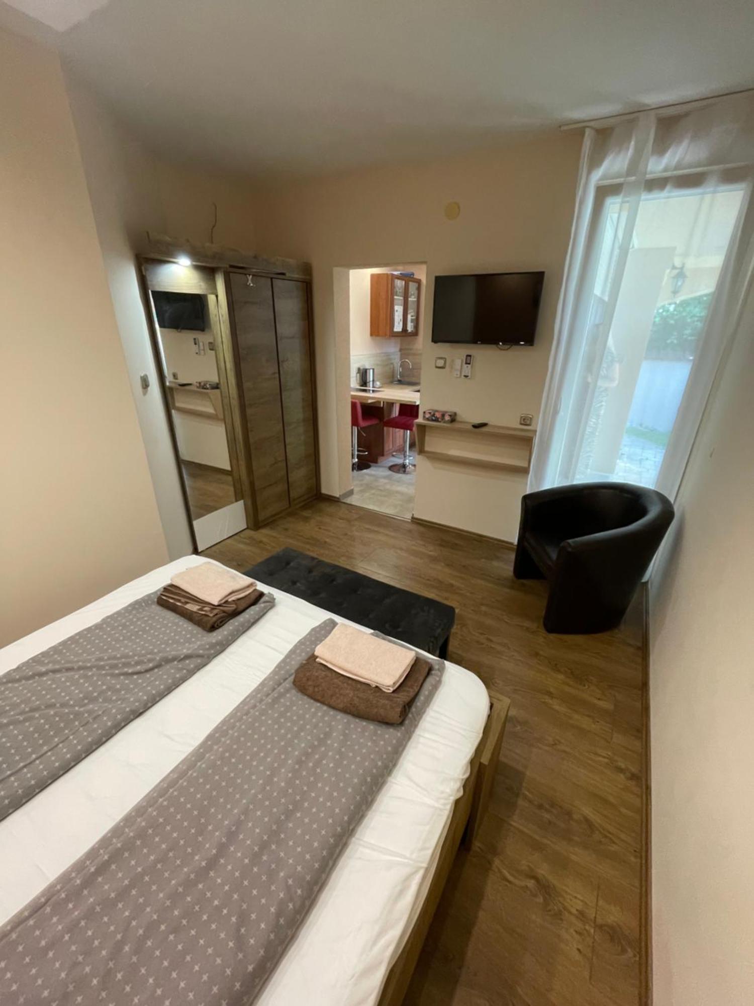 Happy Sun Medences Apartman Siofok Bagian luar foto